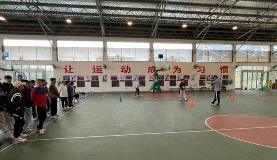 说明: C:\Users\Administrator\Desktop\william威廉中文官网 2022年社会指导员材料\william威廉中文官网 2022年社会指导员材料\培训照片\篮球项目分项培训2.jpg