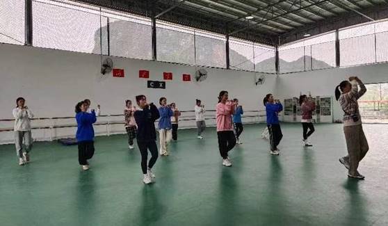 说明: C:\Users\Administrator\Desktop\william威廉中文官网 2022年社会指导员材料\william威廉中文官网 2022年社会指导员材料\培训照片\健美操分项培训1.jpeg